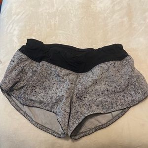 Lulu Speed Up Low-Rise Lined Short 2.5"